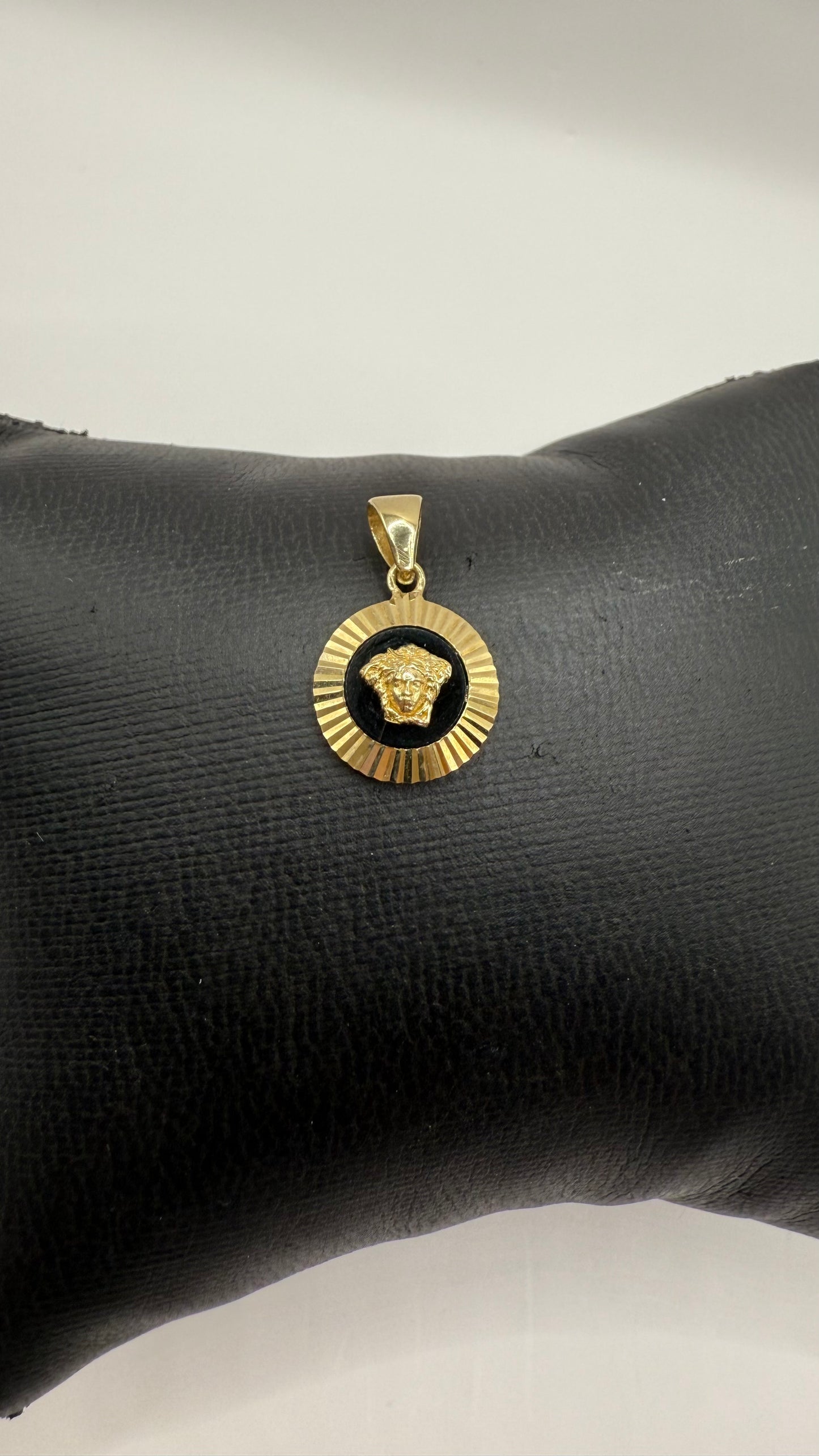 10k gold Versa pendant with onyx for women