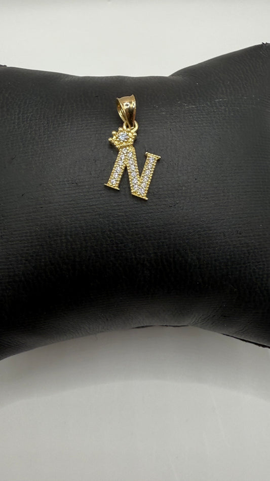 Colgante inicial N en oro de 10k con circonitas y corona unisex