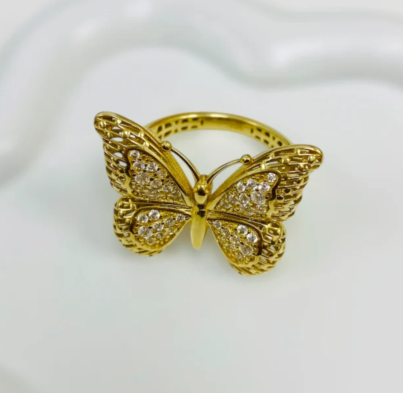 Anillo de mariposa de oro de 10k