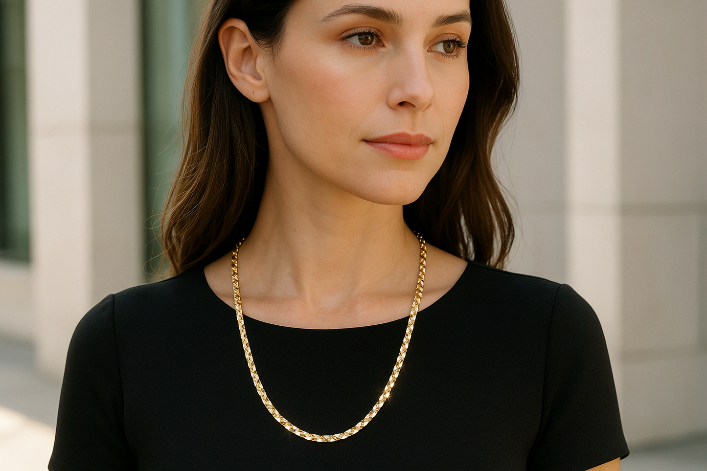 Mujer elegante usando la cadena de oro