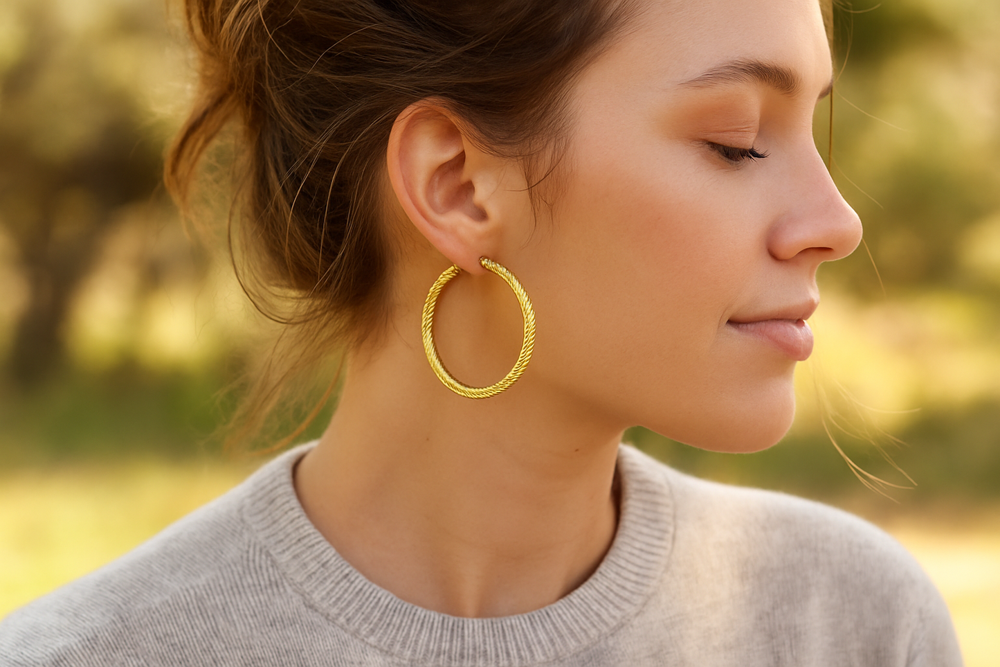 Mujer usando argollas de oro con grosor talla 4