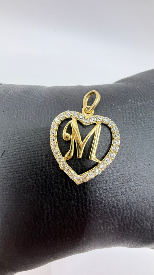 Colgante inicial M en oro de 10k con corazón de circonita para mujer