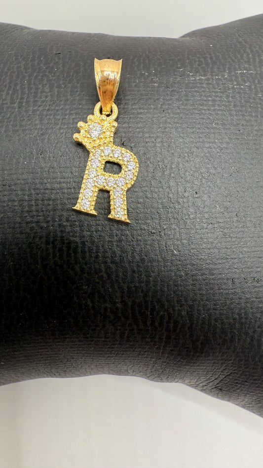 Colgante de letra R en oro de 10k con circonitas y corona unisex
